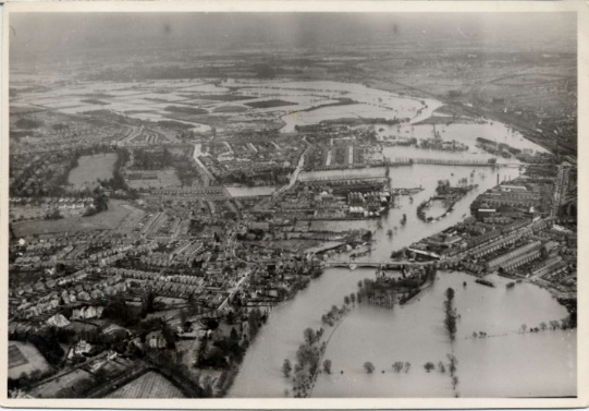 Aerial photo of Reading showing flooding in 1947